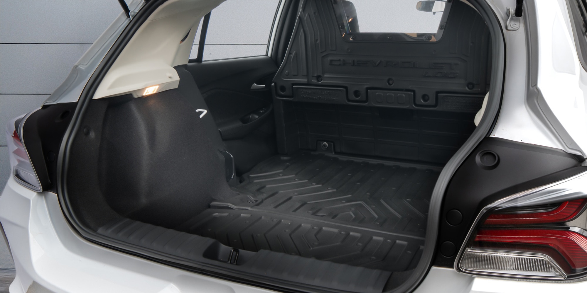 Conheça o Chevrolet Onix Log 2027 com porta-malas ampliado de até 1.045L